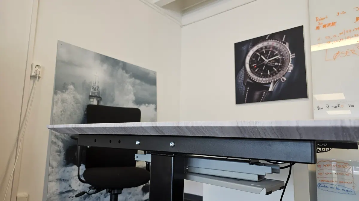 Detalj av presist foliert bordkant