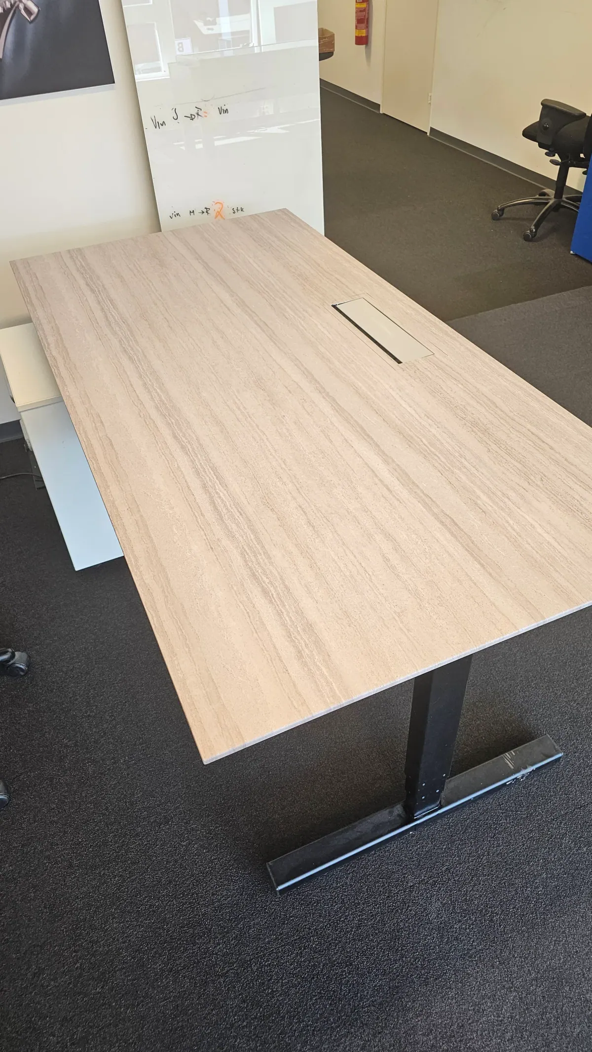 Møtebord med travertinfinish