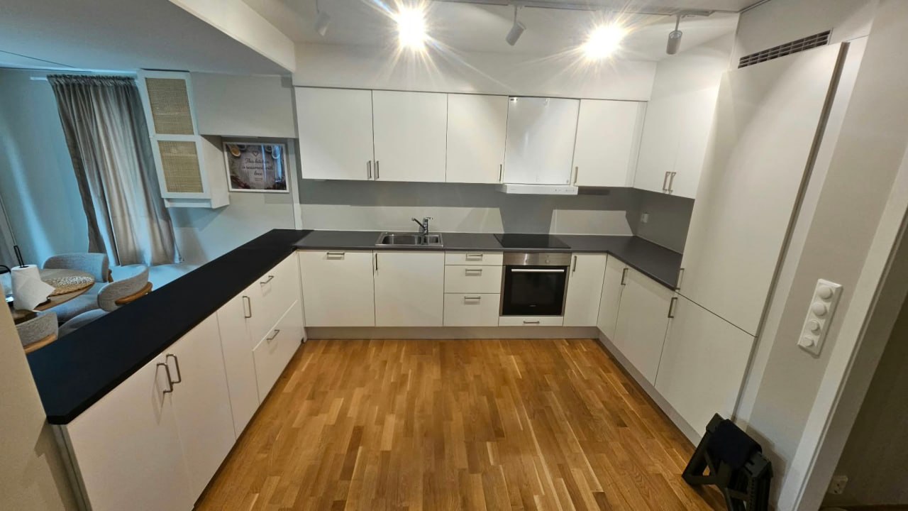 Kjøkken med mørk benkeplate før foliering